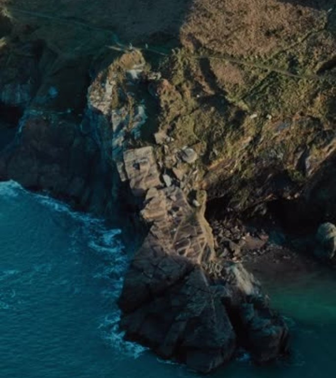 海景飞越岩石和海湾景观鸟瞰图垂直视频