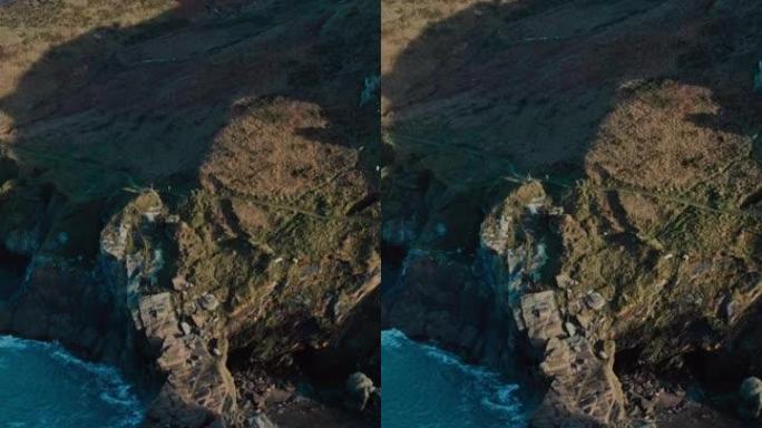 海景飞越岩石和海湾景观鸟瞰图垂直视频