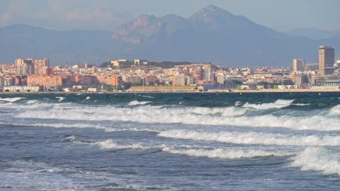 非常汹涌的大海。风暴。在晴朗的天气里，强烈的泡沫海浪撞击海岸。完美的背景。向海浪冲去。阿利坎特工业区