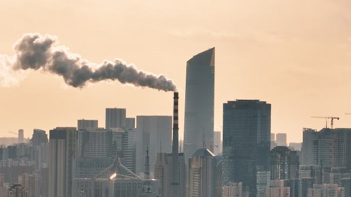 沈阳夕阳下的城市建筑与冒烟的烟囱