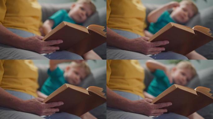 沙发上的小男孩给女人读的老式童话书
