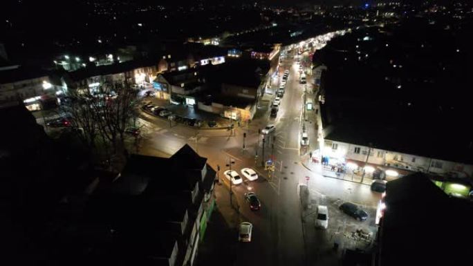 英国卢顿市交通照明道路的鸟瞰图