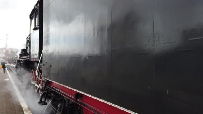 一辆复古蒸汽机车准备离开车站。