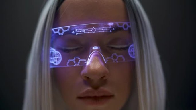 VR眼镜女孩睁开眼睛特写。使用智能护目镜的未来派女性面孔