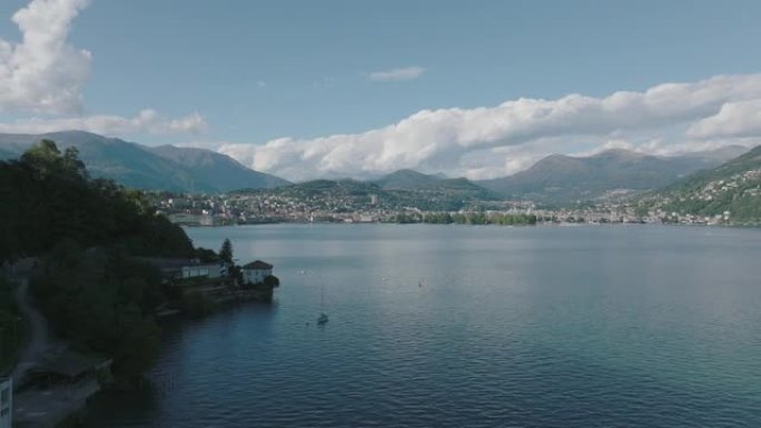 在夏季晴朗的天空中飞越高山湖泊