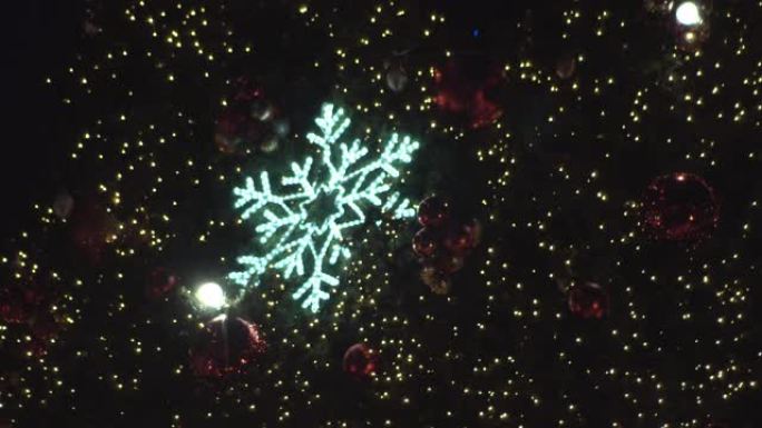 圣诞新年灯装饰在圣诞树上。