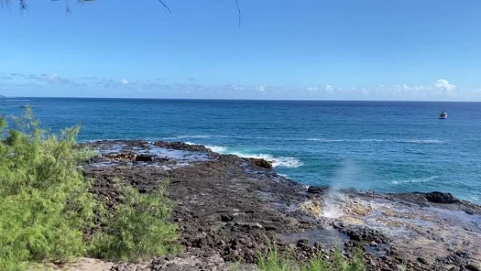 夏威夷考艾岛的沿海海洞喷涌