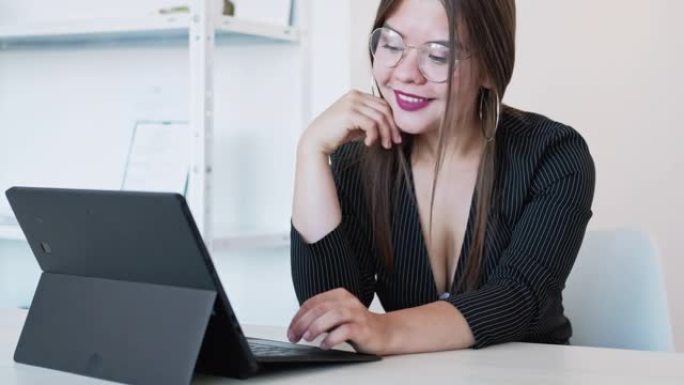 网络聊天互联网工作商务女性使用平板电脑