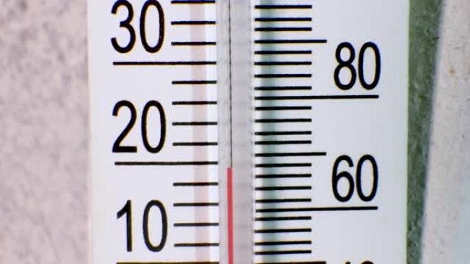 气候的变化。水银温度计指示外部空气温度下降。温度降低30度，温度计上的热量降低10度。从温暖的夏天到