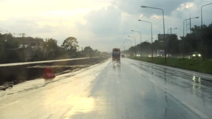 汽车在雨天在高速公路上行驶