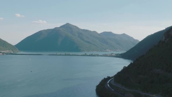 在夏季晴朗的天空中飞越高山湖泊