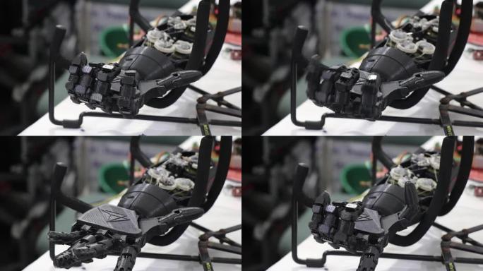 3D打印仿生臂或称为假肢或机械手，其手指由金属齿轮伺服电机控制移动