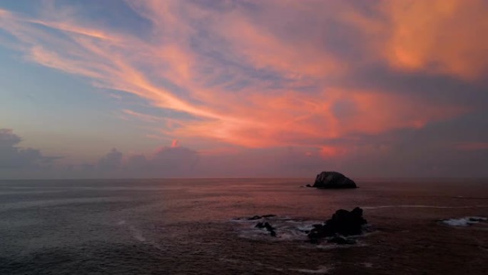 海岸线和太平洋冲浪的空中风景