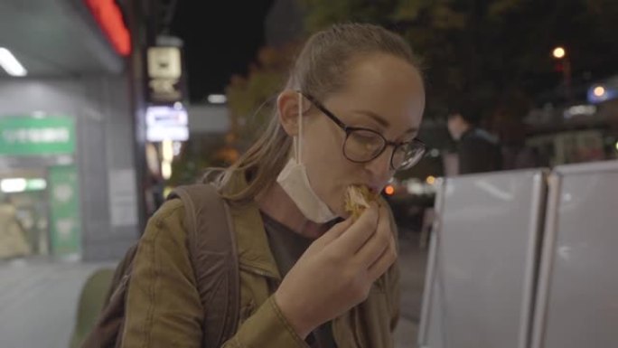 女人咬炸鸡饼日本之夜