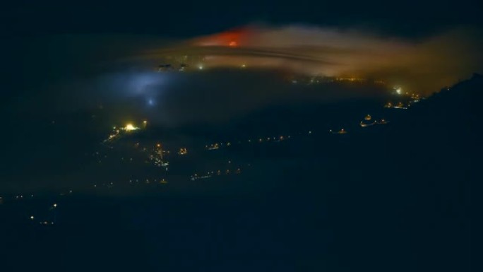 云顶户外主题公园夜间的延时镜头，寒冷的天气阴天