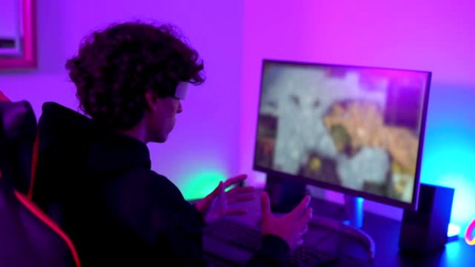 玩在线视频游戏时戴着虚拟现实眼镜的年轻人
