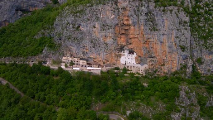 航拍黑山的奥斯特罗格修道院。它是巴尔干地区重要的东正教中心