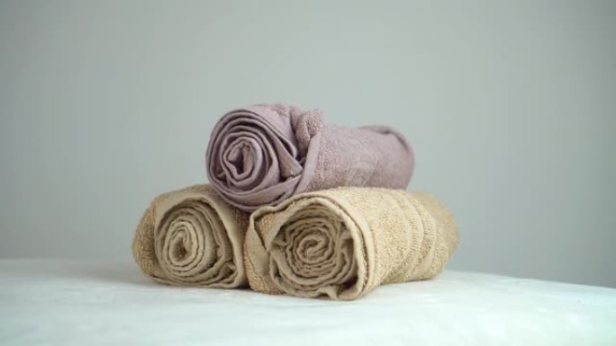 床单或沙发上堆放新鲜的白色浴巾。