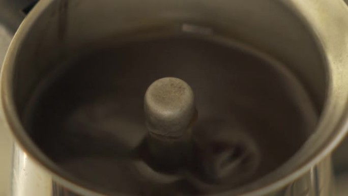 间歇泉咖啡机中的咖啡是在煤气炉上煮沸的。HLG3 BT.2020