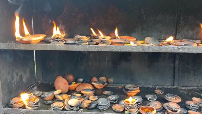 湿婆神庙的Diya酥油灯，以庆祝Maha Shivaratri jagra