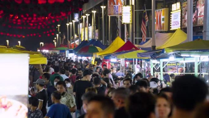 晚上在Jalan Alor美食街散步的游客群的时光倒流