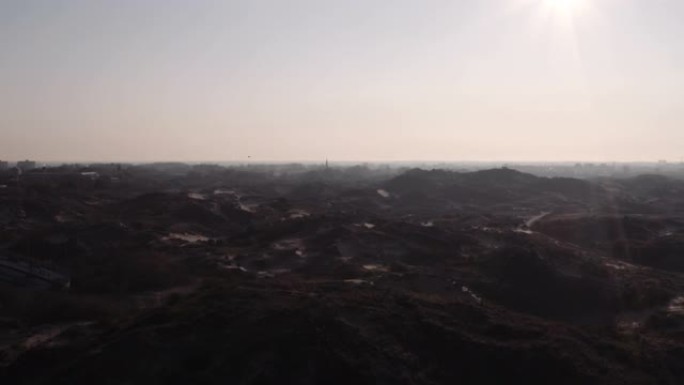 以地平线为背景的白天下荷兰沙丘航拍
