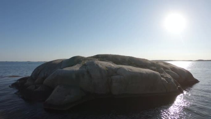 瑞典哥德堡郊外蓝色海洋中一块巨大的孤独岩石的4k镜头。
