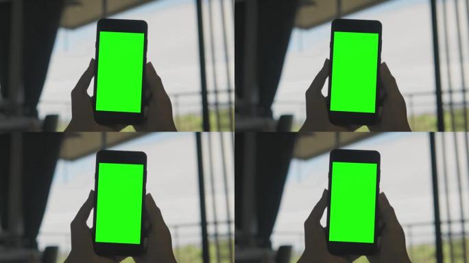 女人在家使用绿屏智能手机