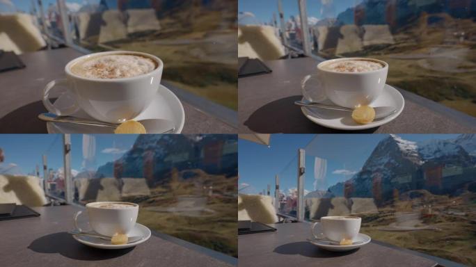 咖啡馆里的一杯卡布奇诺咖啡可以俯瞰群山
