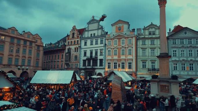 布拉格——从老城广场看泰恩教堂、布拉格的天文钟和圣诞树