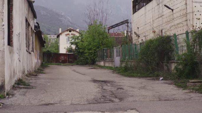 东欧后共产主义保加利亚的旧厂房和机库。