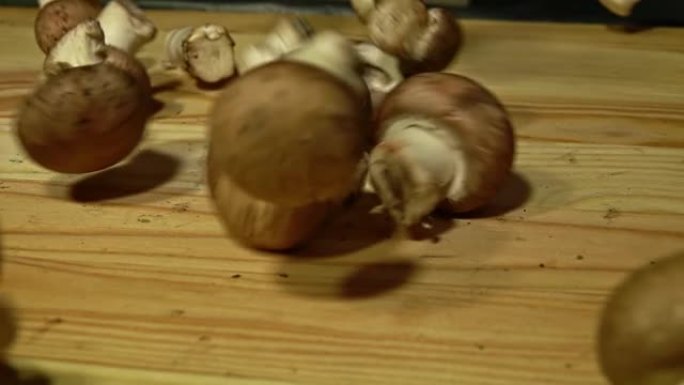 木砧板上的蘑菇
