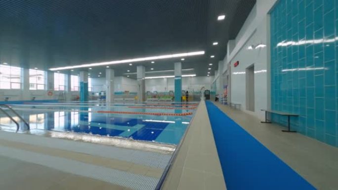 在运动中心的空走廊上运动到游泳池