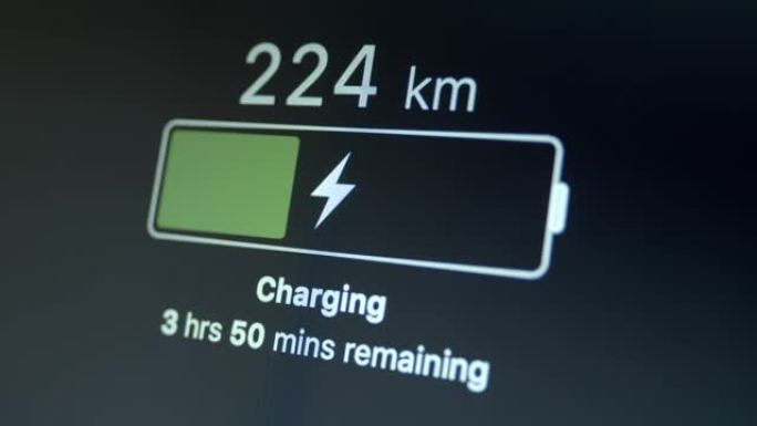 仪表板上的电动汽车电池以公里为单位的充电指示进度