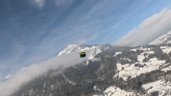 翼服飞行者在瑞士山区景观上空飙升