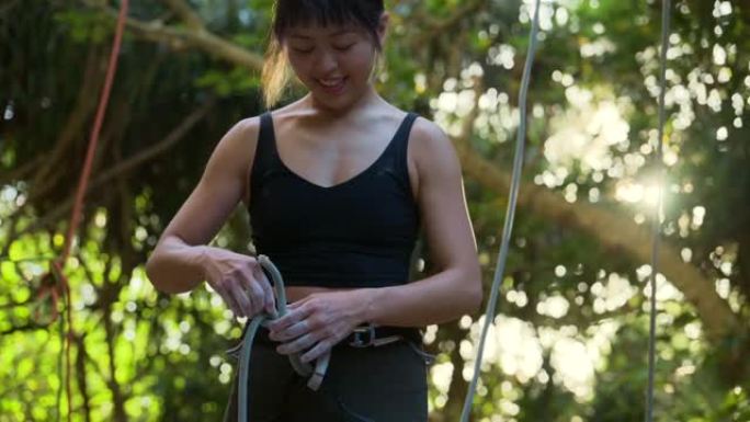 一名年轻的女登山者试图解开绳子