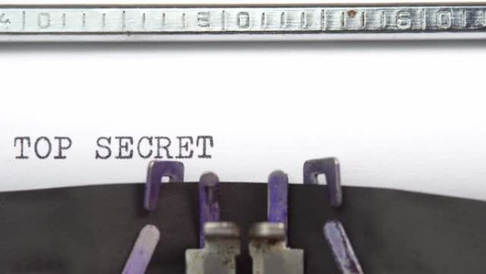 FBI的绝密短语特写正在打字，并集中在一张纸上的老式打字机机械