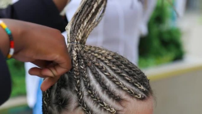非洲理发师领带细辫子把所有的头编成高紧的尾巴