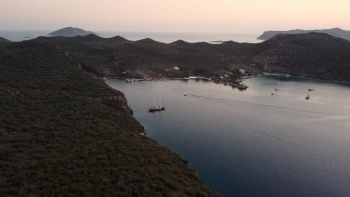 土耳其卡斯水域的土耳其纵帆船鸟瞰图