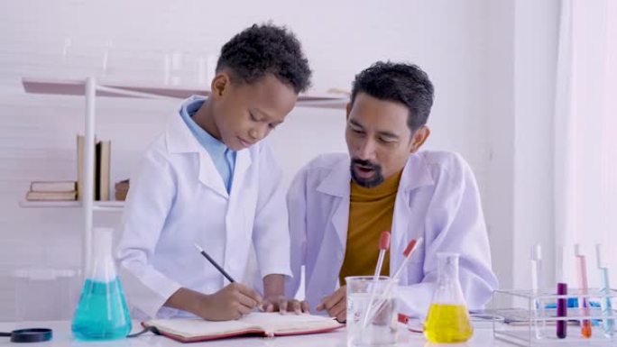 4K，科学老师，教男生，关于在化学实验的结果上做笔记，在科学科目中，准备让学生行动起来，在船上写下来