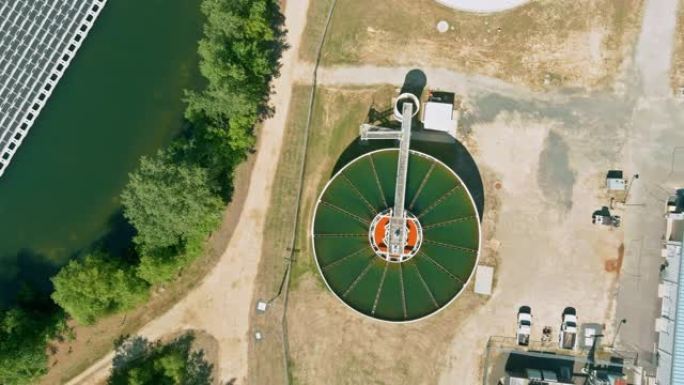 这是一个带有曝气水箱的污水处理设施，位于湖上漂浮的太阳能电池板电池平台系统公园农场附近的现代废水处理