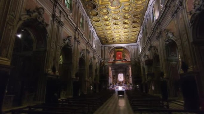 那不勒斯-圣玛丽亚德尔胭脂红大教堂的内部概述