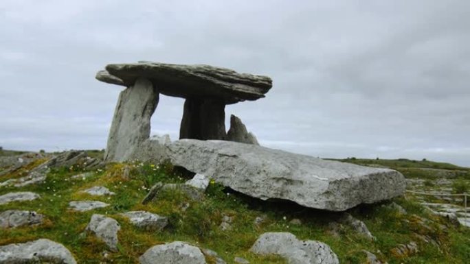 爱尔兰共和国表形中的poulnabroone Dolmen石器时代墓