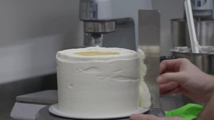厨师糕点设计师糖果磨砂多层蛋糕，里面塞满草莓和鲜奶油4k视频