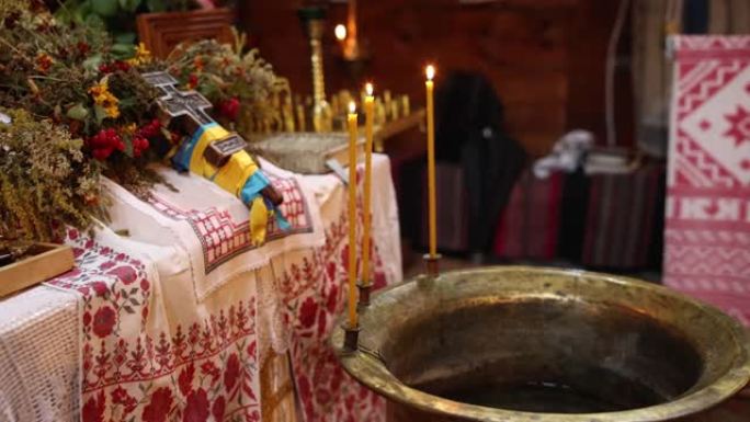 东正教教堂中带有蜡烛的洗礼字体