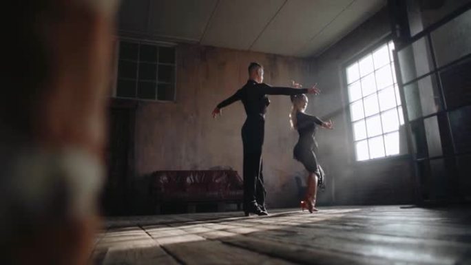 两个舞者在复古或复古工作室跳舞。