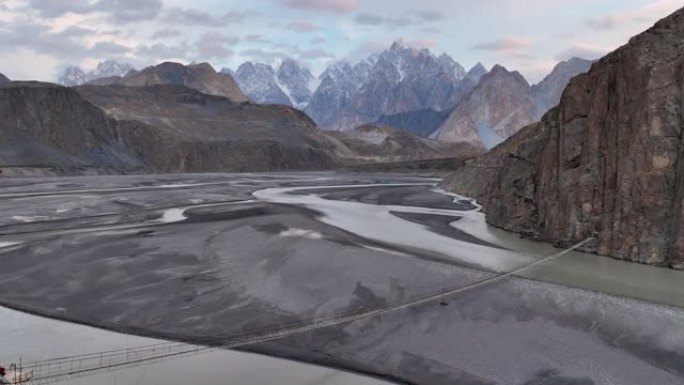 秋天，沿着喀喇昆仑山公路，喜马拉雅山喀喇昆仑山脉的hunza河的风景鸟瞰图。巴基斯坦北部