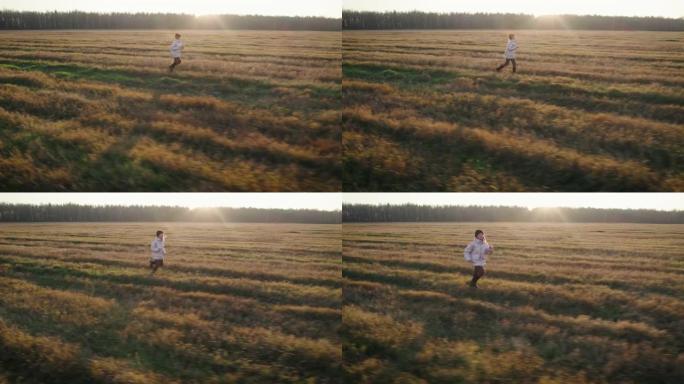 十几岁的女孩在夕阳前跑过田野