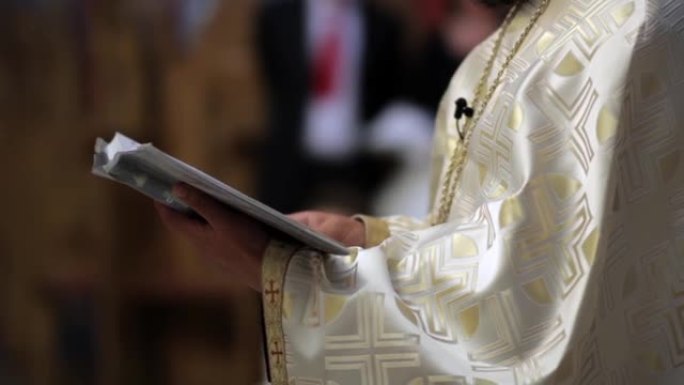 牧师在小教区教堂举行的宗教婚礼上从圣经中朗读