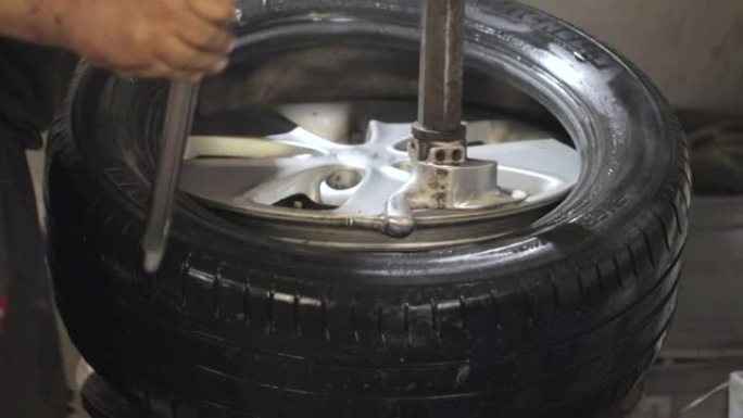 从车轮上卸下轮胎